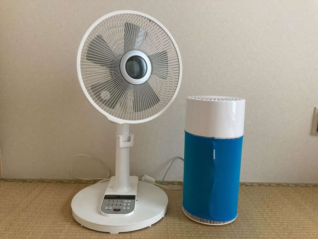 「ブルーエア空気清浄機」の大きさを家庭用扇風機と比較